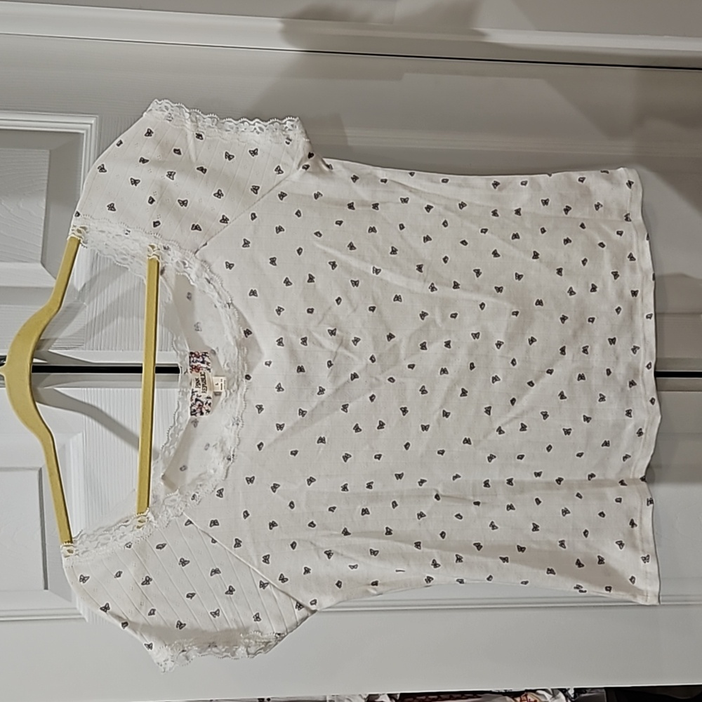 Cute tee with lace detail
